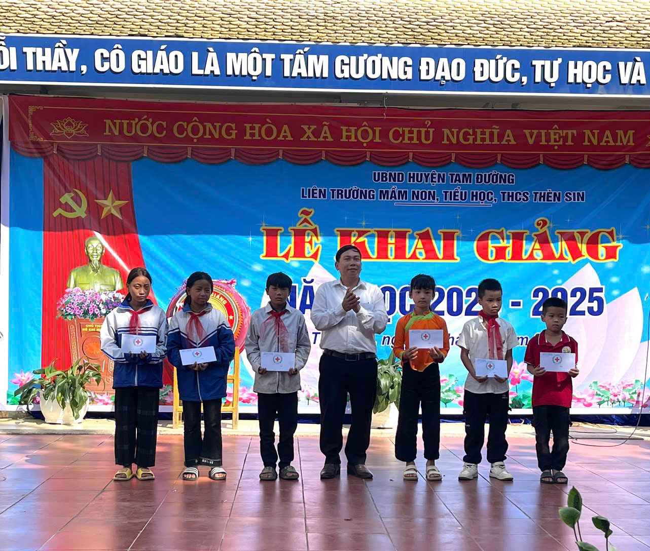 Liên trường Mầm non, Tiểu học và THCS xã Thèn Sin khai giảng năm học mới